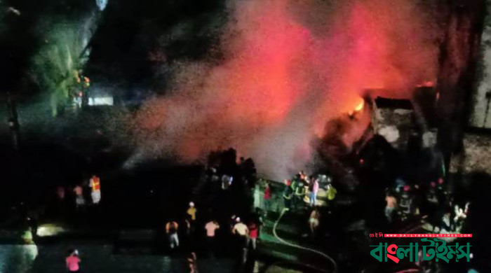 নবাবপুরে গোডাউনের আগুন